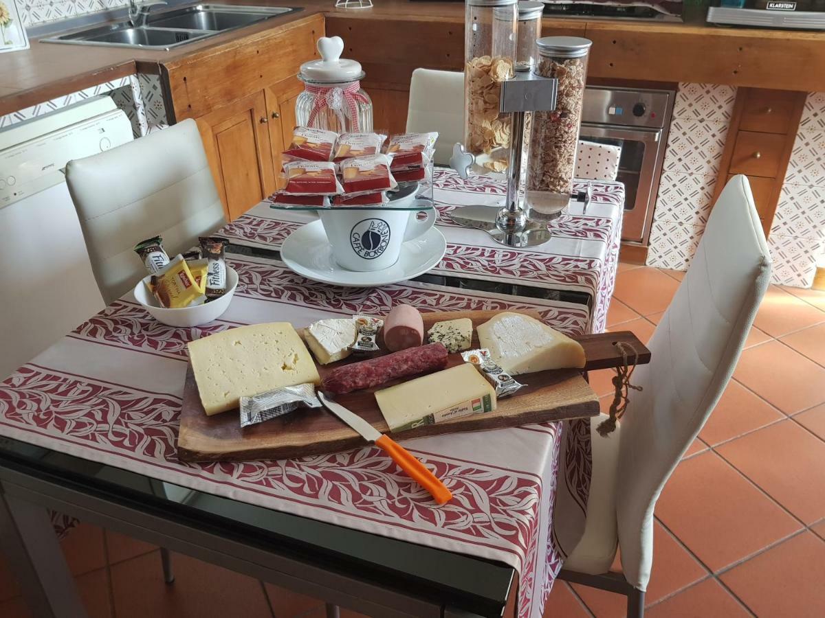 Il Giardino Di Flora Con Piscina Guest house
