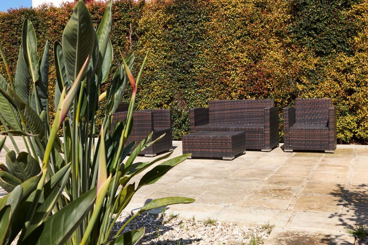 Il Giardino Di Flora Con Piscina Gasthof Lecce