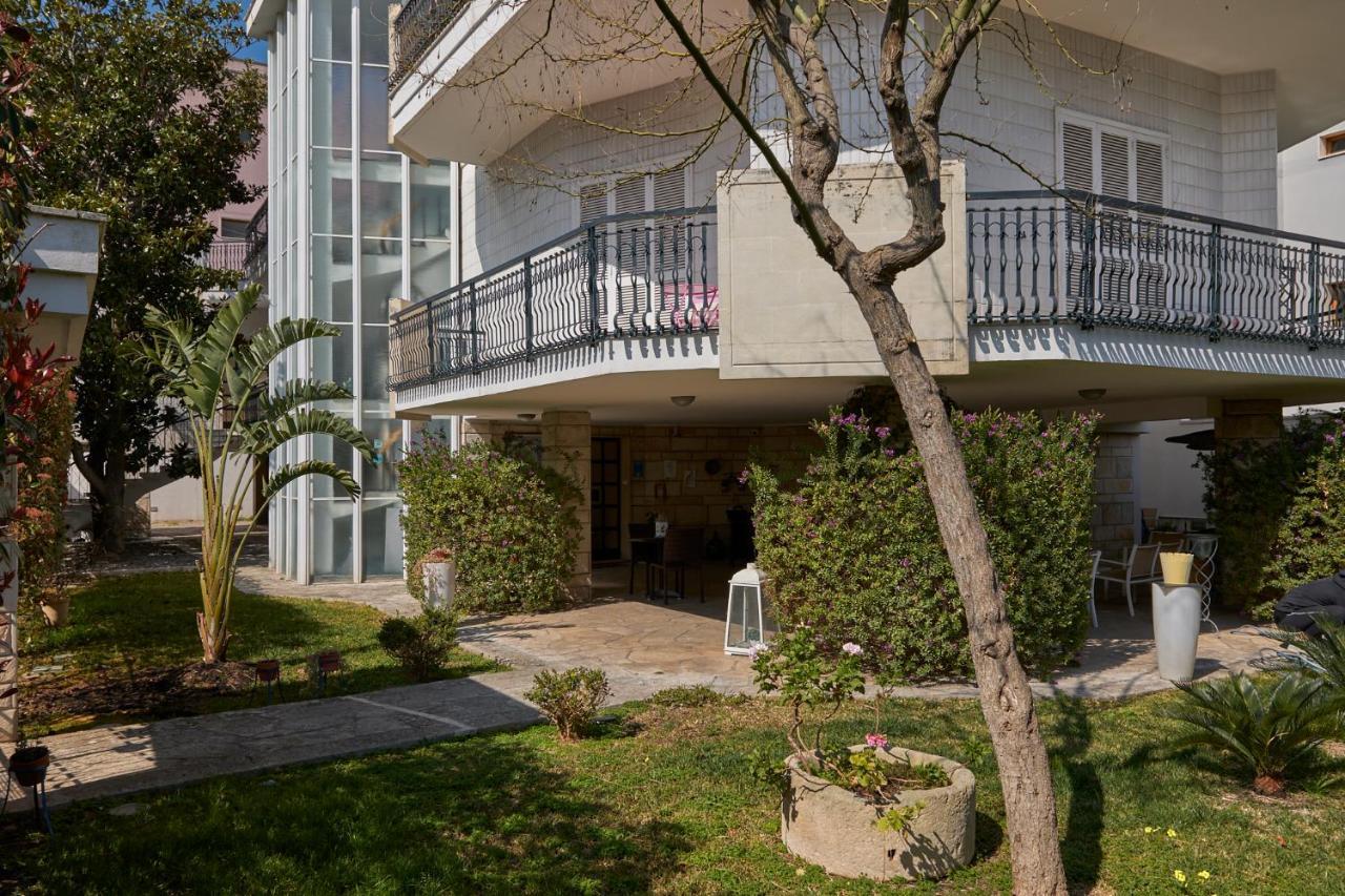 Il Giardino Di Flora Con Piscina