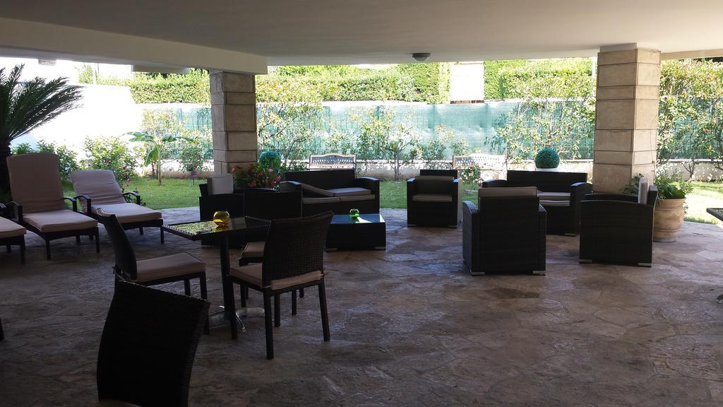 Il Giardino Di Flora Con Piscina